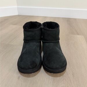 Black Mini Classic Ugg